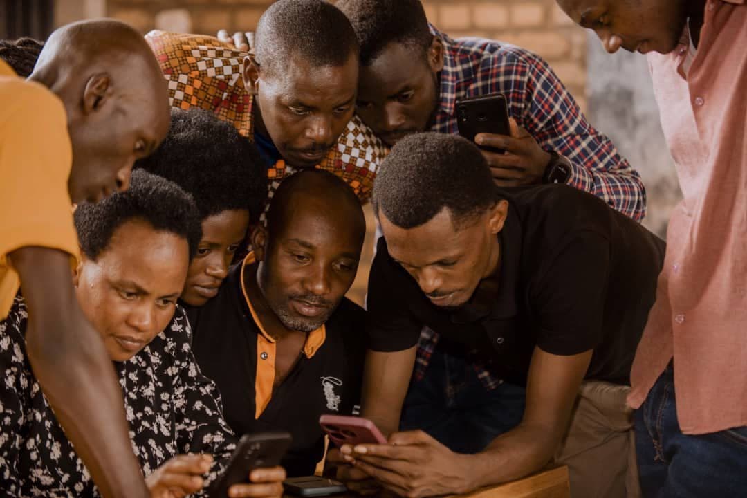 Young people exploring the Berulo App together on their phones